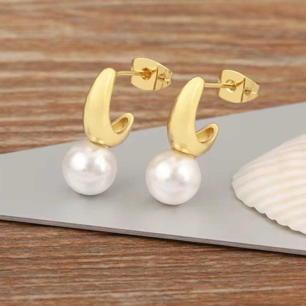 18K Gold Plated Pearl Crest Stud Earrings - Picture 5 of 7